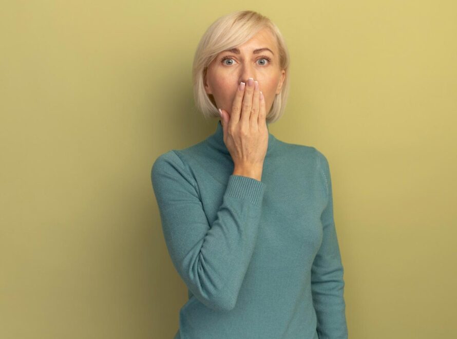 Bocca-in-menopausa-secchezza,-gengive-sensibili-e-carie-(cosa-succede-davvero)